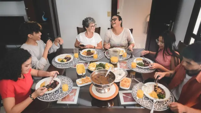 Família almoçando junta