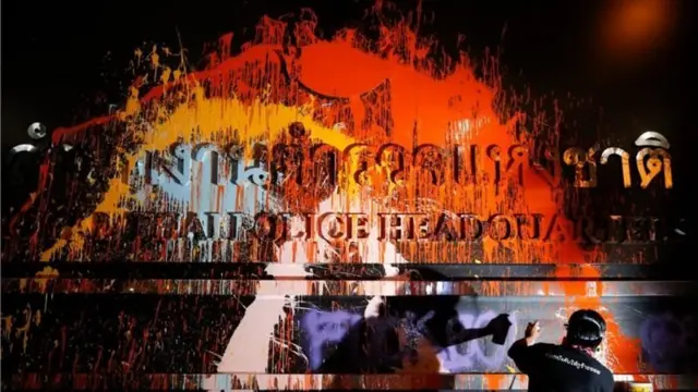 ป้ายสำนักงานตำรวจแห่งชาติถูกสาดสีใส่