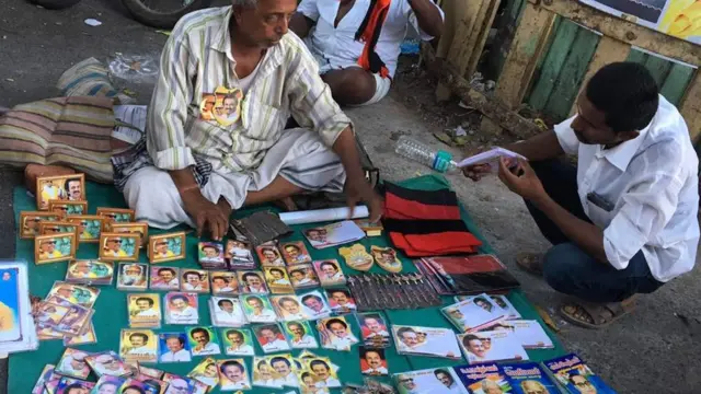 கலைஞர் கருணாநிதி மற்றும் மு.க.ஸ்டாலின் படங்கள், குறுந்தகடுகள் விற்பனை