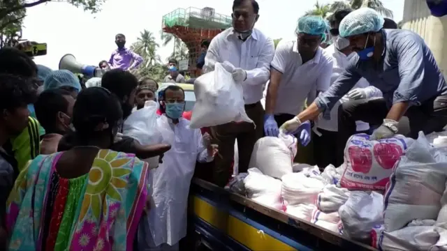 কাজ হারানো মানুষকে খাদ্যের সঙ্গে সঙ্গে নগদ অর্থও দেয়ার কথা বলছেন অর্থনীতিবিদরা।