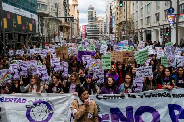 طلاب يحتجون ضد حزب اليمين المتشدد VOX وسياسته التي تمنح الوالدين الحق في منع أطفالهم من المشاركة في دروس وورش عمل مدرسية تتضمن "أيديولوجيات ضد قناعاتهم".