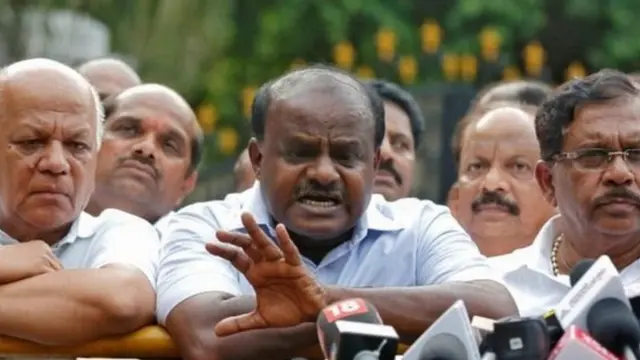 ஆளுநரிடம் ஆட்சியமைக்க கோரிக்கை விடுத்தபோது, ஆதரவு கடித்த்தையும் கொடுத்த பிறகு செய்தியாளர்களிடம் பேசுகிறார் ஜே.டி.எஸ் கட்சி