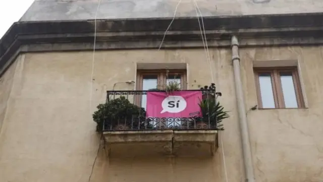 Прихильники незалежності Каталонії вивішують на балконах прапори зі словом "так" ...