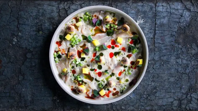 Crudo de yacaré, urucú y sacha inchi.