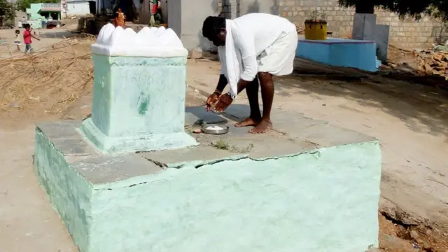 ઘરની બહાર રહેલી કબરને દરરોજ જમણ પણ ધરાવતા ગ્રામવાસી