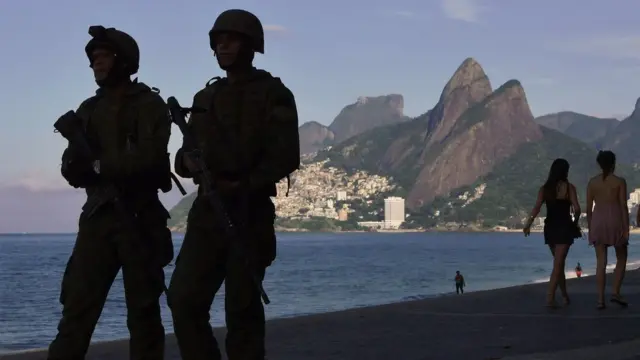 Militares e pedestrespré aposta onlinecalçadão da praiapré aposta onlineIpanema