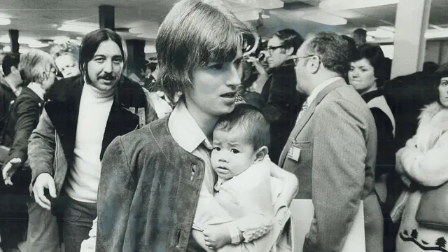 Multitud recibiendo a niños vietnamitas en el aeroperto de Montreal, Canadá.