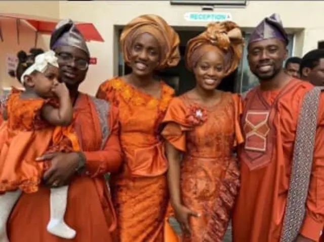 Awọn ẹgbọn Darasimi mejeeji, ati awọn iyawo pẹlu ọmọ ọkan lara wọn