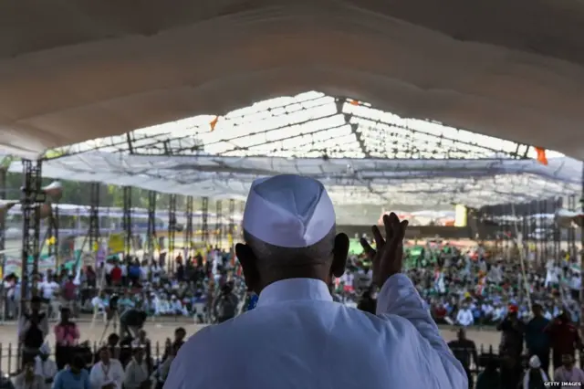 दिल्ली के रामलीला मैदान में जनलोकपाल बिल की मांग को लेकर समाजसेवी अन्ना हज़ारे अनशन पर बैठे थे.