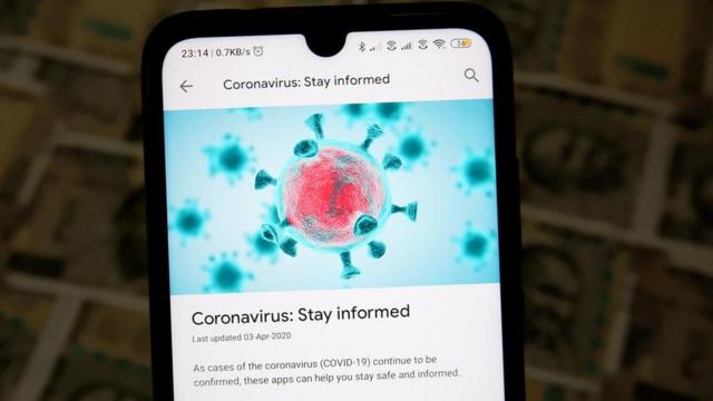 Imagem de uma tela de celular com notícia sobre o coronavírus e uma ilustração do vírus