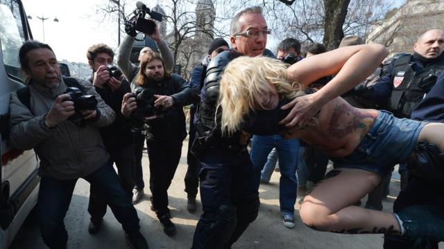 Голые FEMEN попытались украсть урну с голосом Путина (фото) - beton-krasnodaru.ru