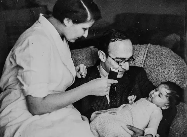Dolly con su madre y su padre, Luise y Herbert.