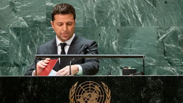 युक्रेनचे अध्यक्ष वोलोदिमीर झेलेन्स्की यांचे हे दुर्मिळ 10 फोटो पाहिलेत का?