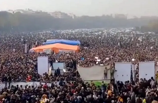 مردم معترض جای رودخانه خشک را گرفته‌اند. در این عکس چادر کشاورزان شرق و غرب اصفهان با دو رنگ متفاوت دیده می‌شود