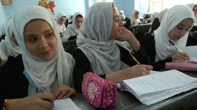 Афғонистондаги ўқувчи қизлар