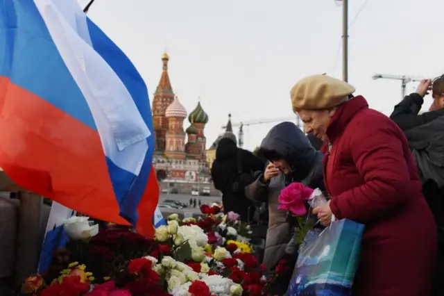 Onlayn porno bir teshik ichida ikki sik