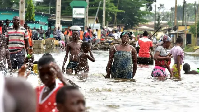 Pipo dey waka inside flood for Aboisso, near Abidjan, Cote D'viore