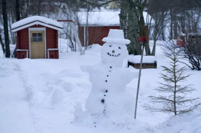 스웨덴의 한 주택 앞에 눈사람이 서 있다