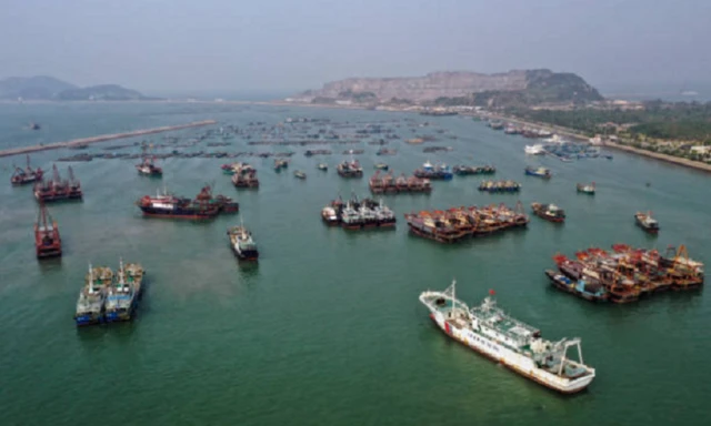Thuyền đánh cá tại một làng ven biển ở Biển Đông tháng 11/2019
