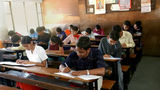 બોર્ડની પરીક્ષા આપતાં વિદ્યાર્થીઓ