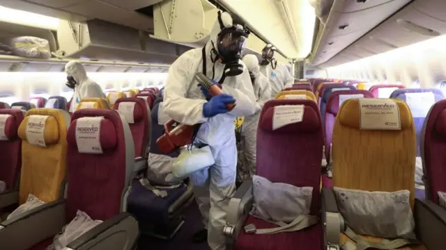 비행기를 소독하는 직원들