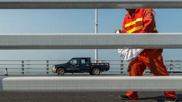 Trabajador de limpieza en el puente Hong Kong-Zuhai-Macao.