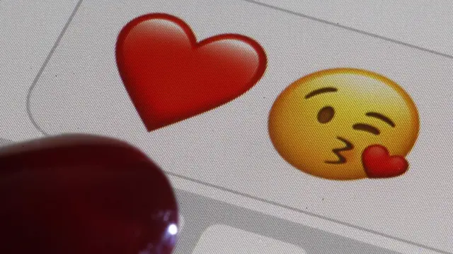 Un par de emojis de amor