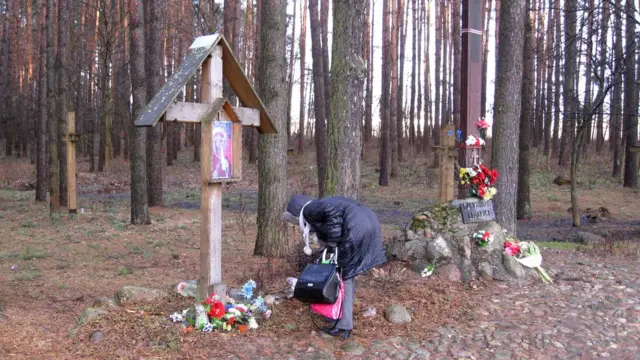 На Дзяды, в день осеннего поминовения предков, на кладбище устраивают уборку