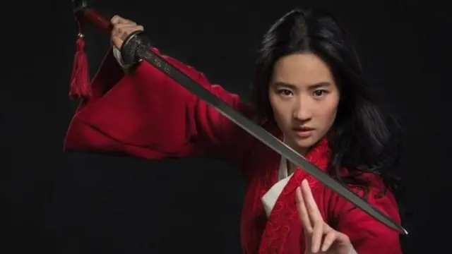 Atriz que interpreta Mulan