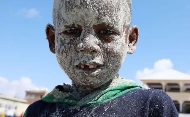 Wani yaro dan kasar Somalia ya shafe fuskarsa da kasa a bakin tekun Lido lokacin Jumma'ar karshe gabanin watan azumin Ramadan mai tsarki, yayin da ake ama da annobar cutar korona a Mogadishu, kasar Somalia ranar 9 ga watan Aprilun shekarar 2021.