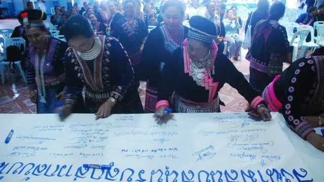 ผู้แทนของครอบครัวม้งมาร่วมลงนามเพื่อรับพิธีผู่เข้ามาเป็นการแก้ไขปัญหาหญิงไร้สถานะ