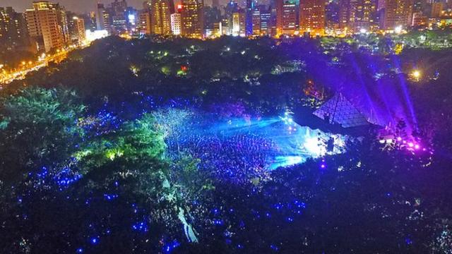 現場800個座位區早就被歌迷搶佔一空，加上湧入大螢幕區的歌迷，估計人數超過3.5萬人。