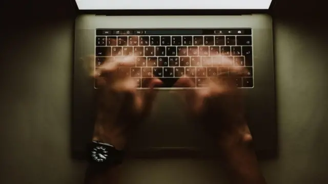 لوحة مفاتيح كمبيوتر محمول يكتب عليها شخص ما