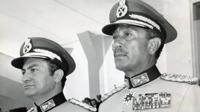 مبارك (يسار) والسادات