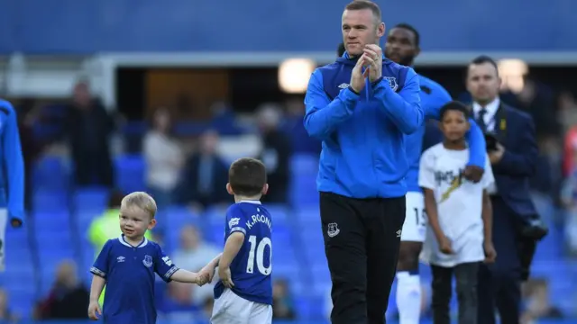 Rooney et ses enfants sur la pelouse de Goodison Park.