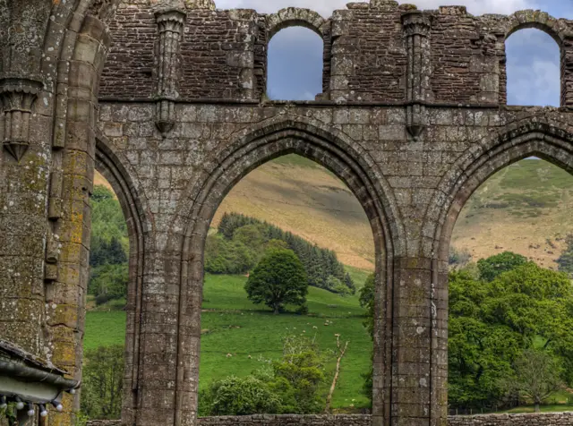 Арка в руинах аббатства Хлантони