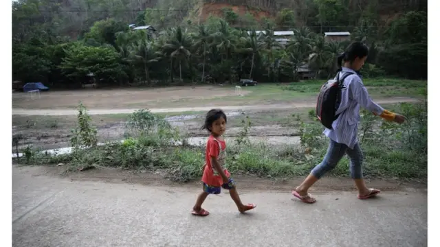 เด็กผู้หญิงและแม่ของเธอขณะกำลังเดิน จังหวัดแม่ฮ่องสอน