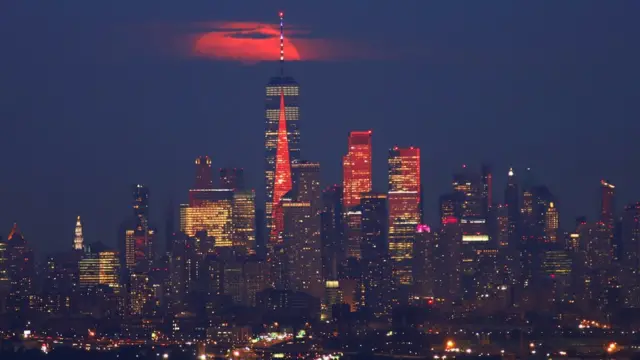 Cупермісяць на тлі Мангеттену й меморіалу Всесвітнього торгового центру у Нью-Йорку