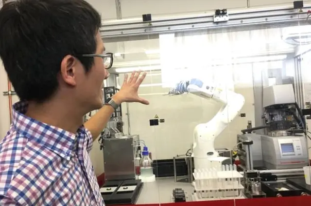 जस्टच्या प्रयोगशाळेतील ऑटोमेशन इंजिनियर चिंगयाओ