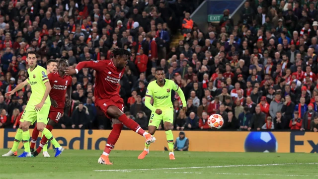 Origi anota el cuarto gol para la victoria del Liverpool.