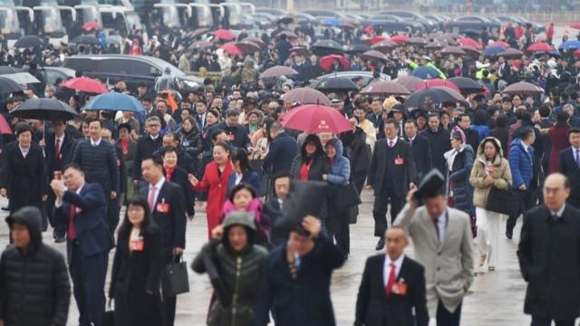 人大代表向人民大会堂走去。