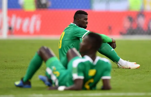 Los jugadores de Senegal se muestran desconsolados tras quedar eliminados del Mundial.