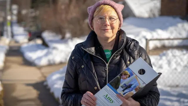 Una activista realiza campaña en medio de la nieve en Iowa.