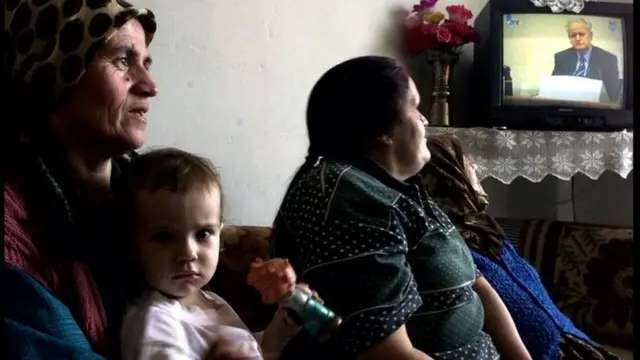 টিভিতে মি: মিলোশেভিচের বিচার কার্যক্রম দেখছেন কয়েকজন বসনিয় মুসলমান নারী