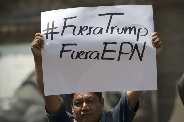 Hombre con un cartel que dice "Fuera Trump, Fuera EPN".