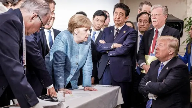 Dalam foto yang disediakan oleh kantor pers Pemerintah Jerman, Donald Trump menghadapi para pemimpin dunia pada KTT G7 pada bulan Juni