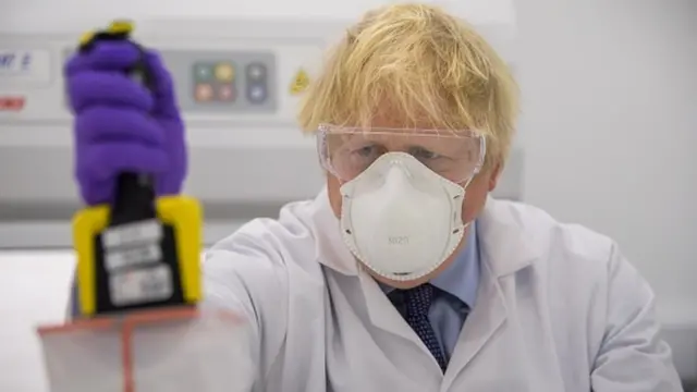 O primeiro-ministro britânico, Boris Johnson, em visita a uma fábrica de vacinas na Escócia