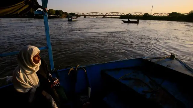 በአባይ ወንዝ ላይ በጀልባ የምትጓዝ ወጣት