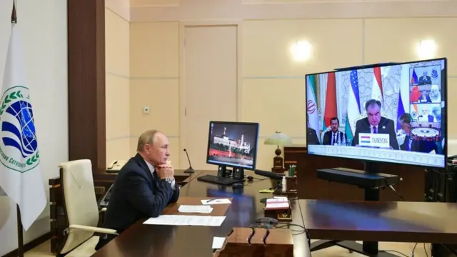 آقای پوتین گفته به دلیل ابتلای اطرافیانش باید در قرنطینه بماند