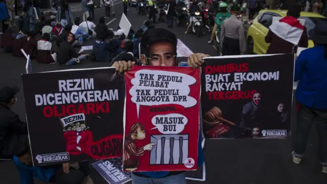 Massa yang tergabung dalam Poros Revolusi Mahasiswa Bandung berunjuk rasa di depan Gedung Merdeka Bandung, Jawa Barat, Kamis (09/07).